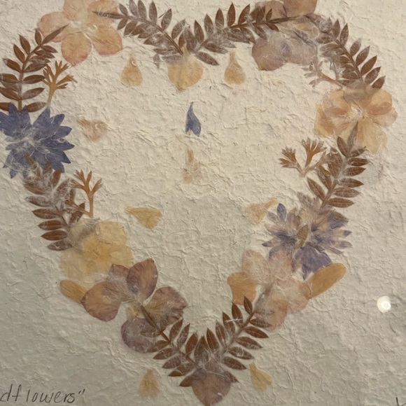 Vintage “wildflower” pressed flower heart. Signed. Framed. GUC! Beautiful! - Picture 4 of 8